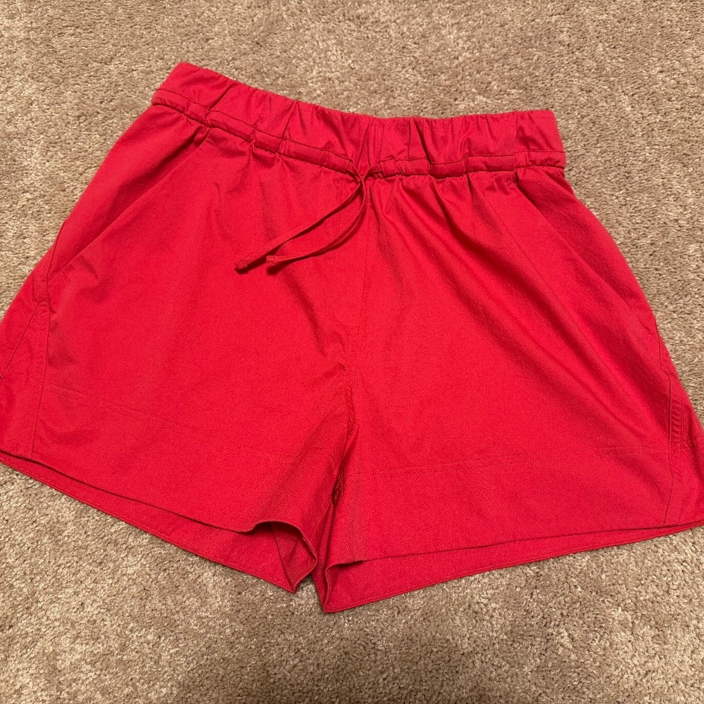Excellent Condition Lululemon Stroll at Sundown Shorts. Medium